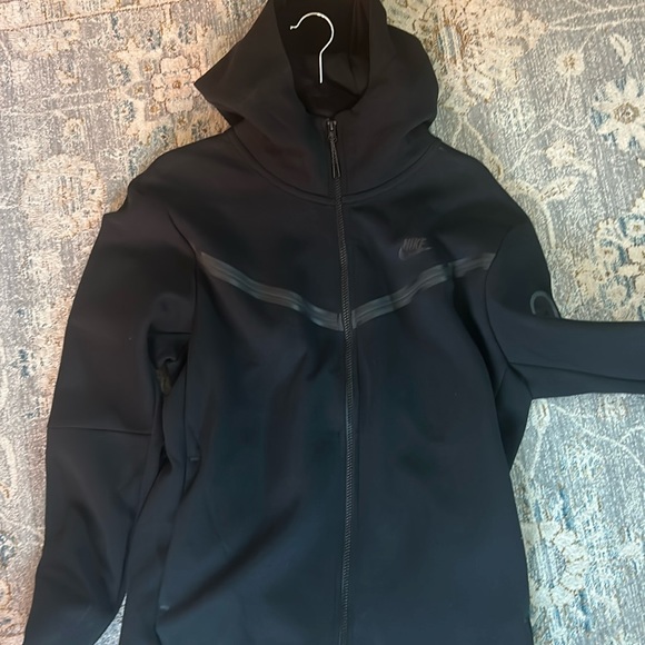 Black Nike tech